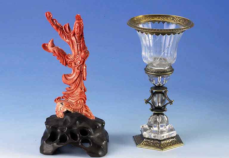 Korallenskulptur, um 1930, auf Holzsockel, Guan-Yin vollplastisch geschnitzt, qualitÄt- volle Schnitzerei mit Vogel, reiche GlÜcks- symbolik, H ...