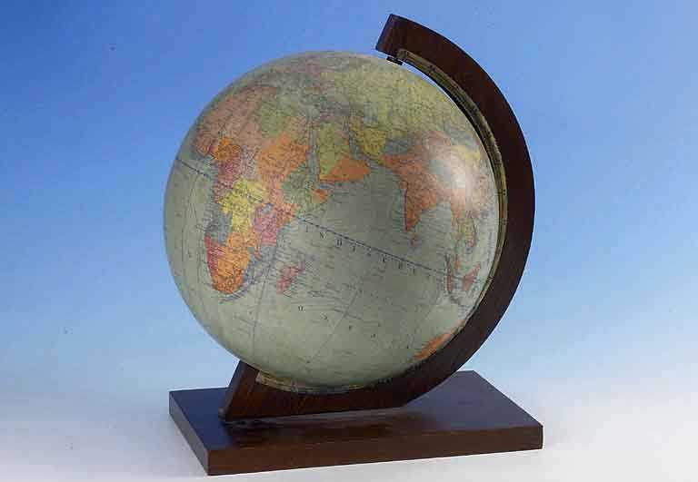 Globus, deutsch um 1918-1925, Erdglobus der Deutschen Buchgemeinschaft Ber- lin, Deutsche Kolonien verzeichnet, Sockel Eiche funiert, H ca. 45 cm