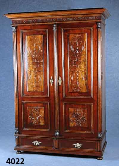 Schrank, deutsch, um 1890, Nußbaum, Nußbaum furnier, im Stil der Neorenaissance, Inlets mit reichen Schnitzereien, zweitÜrig, mit zwei ...