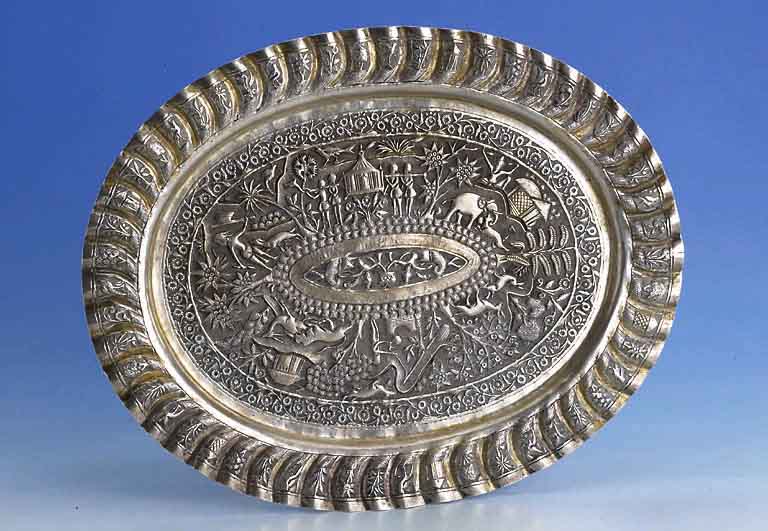 Anbietteller, Thailand nach 1900, Silber, reine Treibarbeit, reich verziert mit Tier- staffage, buddhistischen Zeichen, GebÄuden, Palmen, ...