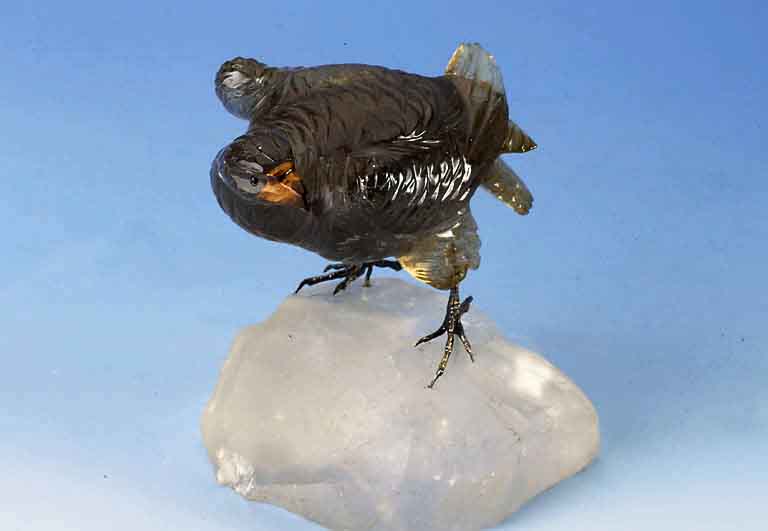 Adler aus Rutilquarz auf Bergkristallsockel, Idar Oberstein, 30/40er Jahre, Tigerauge- schnabel, H. ca. 10.5 cm