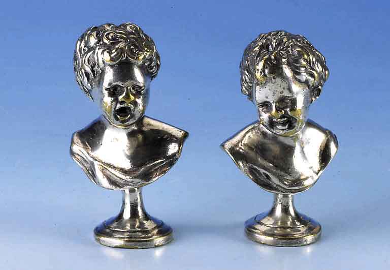 2 Petschaften oder Tischdekorationen: Putten, Messing versilbert, wohl Frankreich um 1900, l. ber., H. ca.7 cm, Siegelplatten frei