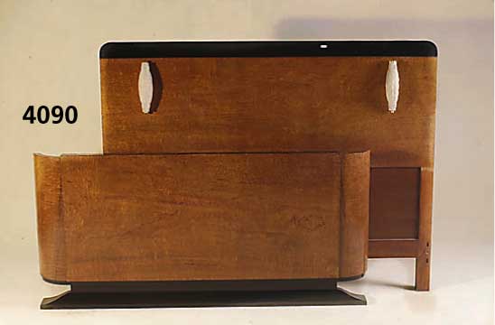 Bett, Art-Deco, Frankreich, um 1920, edles Wurzelfurnier, z.T. schwarz abgesetzt, zwei integrierte Lampen, farblos mattiertes Preß- glas in ...