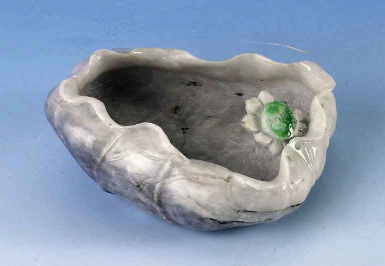 Zierschale aus Burmajade, vollplastisch gehÖhlt, stil. LotosblÜte, GlÜcksymbolik, weißlich bis apfelgrÜn, ca. 3.5 x 10 x 8 cm