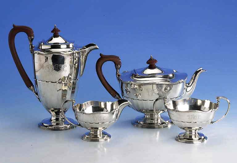 4-teil. Kaffee- und Teeservice, England, Birmingham 1968, 925er Silber, Bes.-Monogr., victorianischer Stil, z.T. Treibarbeit, Meistermarke W. & ...
