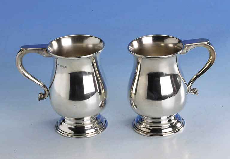 2 Tassen, Birmingham um 1968, 925er Silber, klassische Form, H ca. 10.5 cm, ca. 325 g