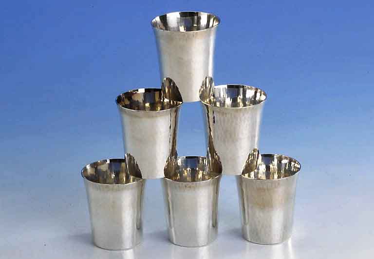 6 Becher, Schweden 1972, 830er Silber, Hammerschlagverzierung, Fa. Mema, H ca. 6.5 cm, ca. 370 g