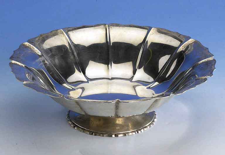Anbietschale, Amerika, 925er Silber, 20er Jahre, Standring, Rand vielfach ge- kniffen, H ca. 8.5 cm, D ca. 28.5 cm, ca. 845 g