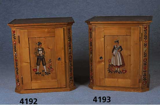 Nacht- bzw. DokumentenschrÄnkchen, Alpenland, um 1900/10, Kiefer, sparsame Bemalung, z.T. eingeritzt und bunt gehÖht, bÄuerlich, Dar- stellung ...