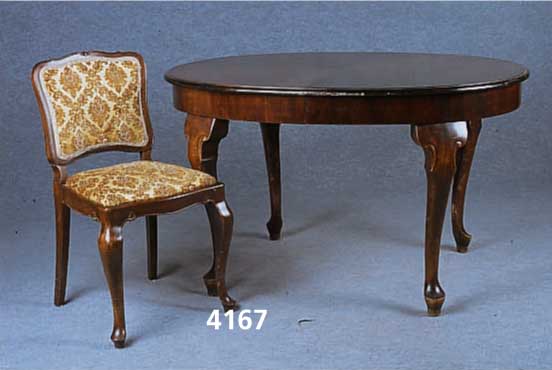 Tisch mit 4 StÜhlen, deutsch, um 1935/40, Nußbaum massiv, Nußbaumfurnier, gespiegelt, Tisch auszieh- und aufklappbar, sparsame Schni tzerei, ...