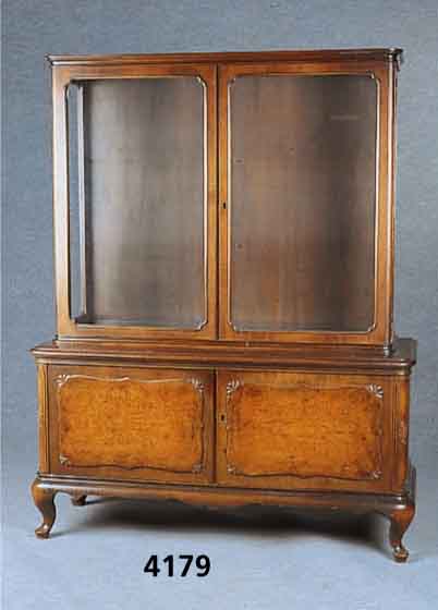 Vitrinenschrank, deutsch, 1928/30, Korpus Weichholz und Nußbaum massiv, Nußbaumfurnier, Wurzelnußfurnier, sog. Chippendalestil, aufge- setzte ...