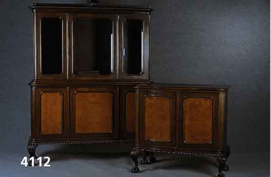 Vitrinenaufsatzschrank und Kredenz, deutsch, um 1930, Barockstil, nach englischem Vorbild , Nußbaum massiv, Nußbaumfurnier, z.T. aus dem Vollholz ...