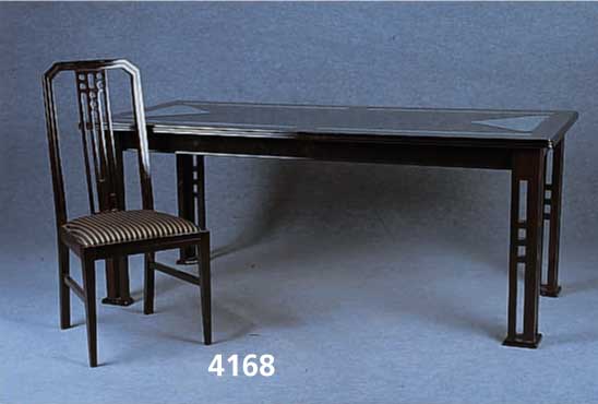 Tisch mit 6 StÜhlen, im Stil von McIntosh, um 1900, Schwarzlack gefaßt, Platte z.T. ver- spiegelt, nimmt ArtDeco-Stil vorweg, Herstel- lung in ...