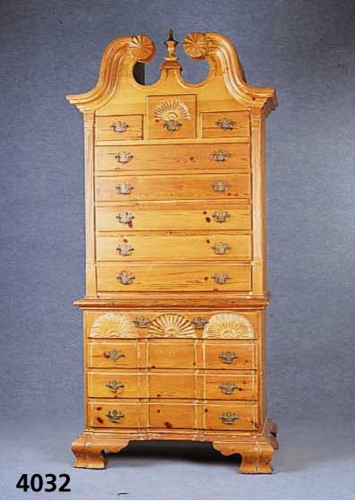 Schubladenschrank, Barockstil, nach nieder- lÄndischem Vorbild, Kiefer und Zierbelkiefer, Schnitzereien aus dem Vollholz, Ober- und Unterteil ...