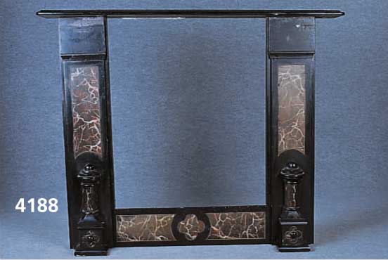 Kaminumrandung, deutsch, um 1870/80, schwarzer Marmor, bzw. eingelassener franzÖsi- scher Marmor, aufgesetzte HalbsÄulen und Aba- kus, sehr ...