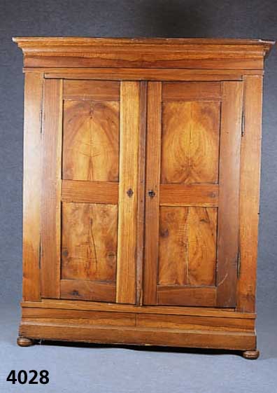 Schrank, deutsch/Pfalz, um 1830, Eiche mas- siv, Inlets und Zierteile Wurzelnußfurnier ge- spiegelt, dickes Furnier, FÜße sekundÄr, Reste alten ...