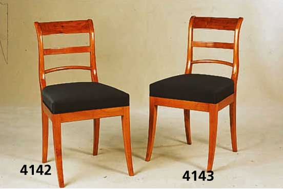 4 StÜhle, Biedermeierstil, Kirsche massiv nach altem Vorbild, sehr stabil, gute Verar- beitung, StilmÖbel, wohnfertig, H. ca. 90 cm, Sh. ca. ...