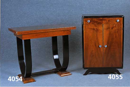 Auslege- bzw. Spieltisch, Frankreich, um 1930/ 35, Korpus Weichholz/Hartholz, kaukasisch Nußbaum, 4-fach gespiegelt, Beine mit mittler- er ...