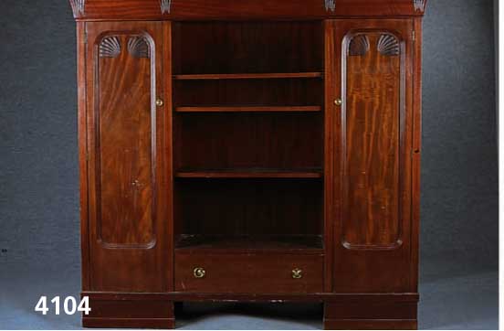 BÜcherschrank, DÄnemark, um 1910, Korpus Weichholz/Hartholz, Mahagonifurnier gespiegelt , sparsame Schnitzerei aus dem Vollholz, sog. ...