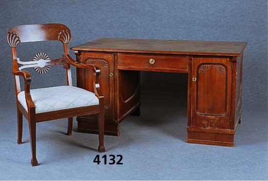 Schreibtisch mit Stuhlsessel, DÄnemark, um 1910, Weichholz/Hartholz, Mahagonifurnier, Schnitzereien aus dem Vollholz, orignal Beschl Äge, Platte ...
