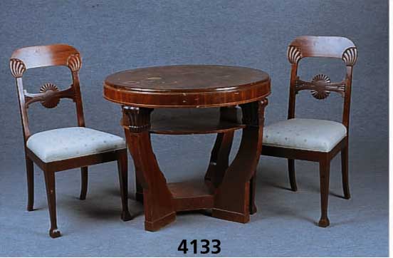 Etagentisch mit 4 StÜhlen, DÄnemark, um 1910, Weichholz/Hartholz, Mahagonifurnier, abstak te Palmettenschnitzerei aus dem Vollholz, StÜhle dazu ...