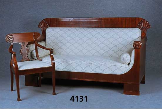 Couch und 2 Stuhlsessel, DÄnemark, um 1910, Weichholz/Hartholz, Pyramidenmahagonifurnier gespiegelt, sparsame Palmetten- bzw. Blumen- ...