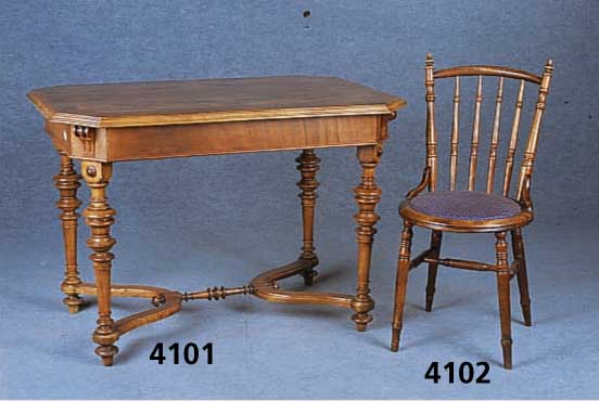 Salontisch, deutsch, um 1870/80, Korpus Weichholz, FÜße und Beine Buche massiv, Ver- strebungen Nußbaum, aufgesetzte Velute Maha- goni, Platte ...