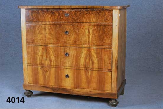 Kommode, deutsch/Pfalz, um 1890/1900, GrÜn- derzeit, Korpus Weichholz, Nußbaumwurzelfur- nier, dynamisch verlaufend, Ecken Nußbaum mas- siv, ...