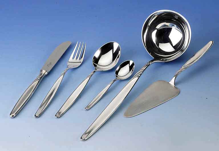 Besteck fÜr 6 Personen, WMF, 90er Silberaufla- ge, bestehend aus: 6 MenÜmesser, 6 -LÖffel, 6 -Gabeln, 1 gr. VorlegelÖffel, 2-teiliges ...
