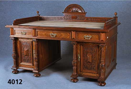 Herrenschreibtisch, deutsch, 1890/1900, GrÜnderzeit, Korpus Weichholz, Wurzelnußfur- nier, freistehende SÄulen, Nußbaum massiv, TÜrappliken ...