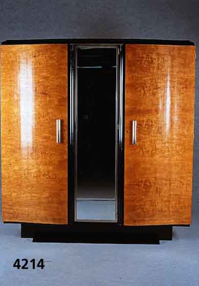 ArtDeco-Schrank, Frankreich, um 1920, gold- farbenes Wurzelfurnier, z.T. schwarz abgesetzt , 3-tÜrig, abschließbar, mittlere TÜr verchro- mt mit ...