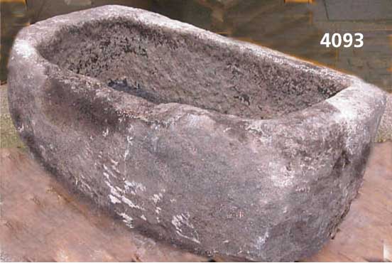 Wassertrog, deutsch, um 1900, Sandstein mas- siv, aus einem Block gehauen, auch als Brunnen verwendbar, aufwendige Arbeit, vielfach ver- wendbar, ...