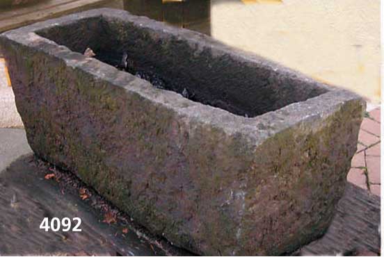 Wassertrog, deutsch, um 1900, Sandstein mas- siv, aus einem Block gehauen, auch als Brunnen geeignet, aufwendige Arbeit, vielfach ver- wendbar, ...