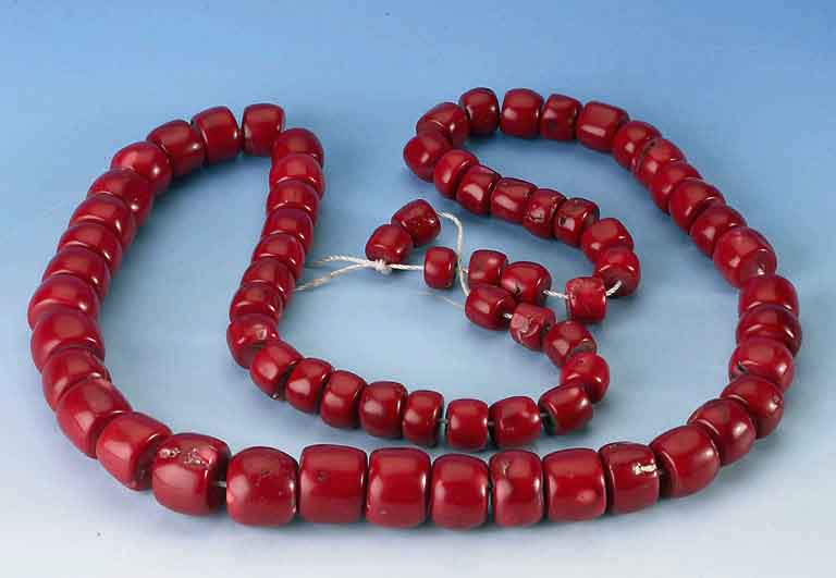 Große Korallenkette, total ca. 565.0 g, schÖnes intensives Rot, nat. Merkmale, L. ca. 100 cm