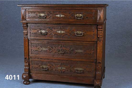 Kommode, Belgien, um 1880/90, Korpus Weich- holz, Eiche massiv, Front reiche Flachschnitz- erei, aufgesetzte Lisenen, klassizistisch, original ...