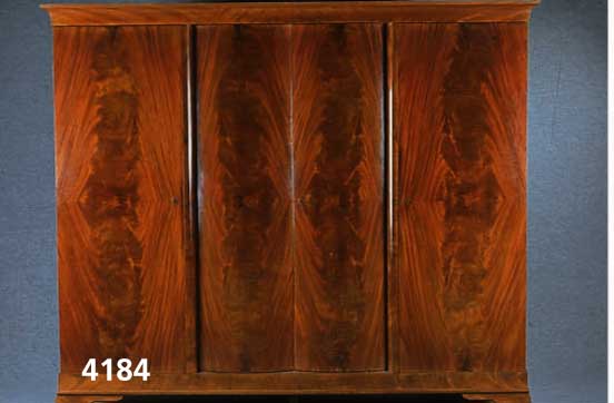 Schlafzimmer, deutsch, um 1926/28, bestehend aus Doppelbett, 2 NachtschrÄnkchen, Frisier- schrank und Kleiderschrank, Korpus z.T. Weich- holz und ...