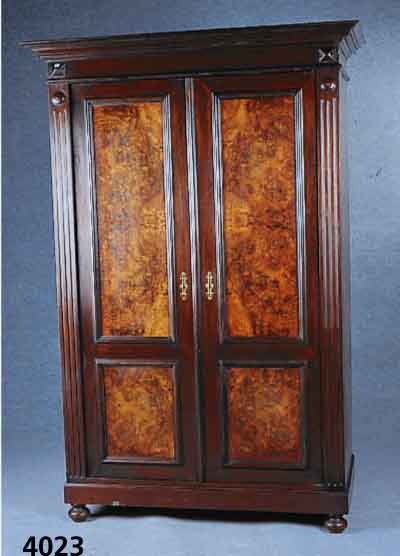 WÄscheschrank, deutsch, um 1880/90, Korpus Weichholz, Wurzelnußfurnier, Inlets gespiegelt , sehr lebendig, symetrische Anordnung, Lise- nen ...
