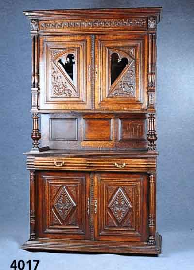 AufsatzmÖbel, Belgien, um 1890/1900, Eiche massiv, z.T. Weichholz, reiche Drechselarbeit, freistehende SÄulen, z.T. gerieft, Schuppen- dekor, ...