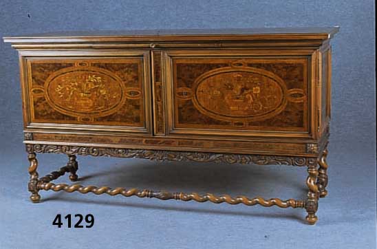Vielzweckschrank, deutsch, um 1925/30, Korpus Weichholz, Nußbaum massiv, Wurzelnuß- furnier, Mahagoni Bandintarsien, Front intar- siert, ...