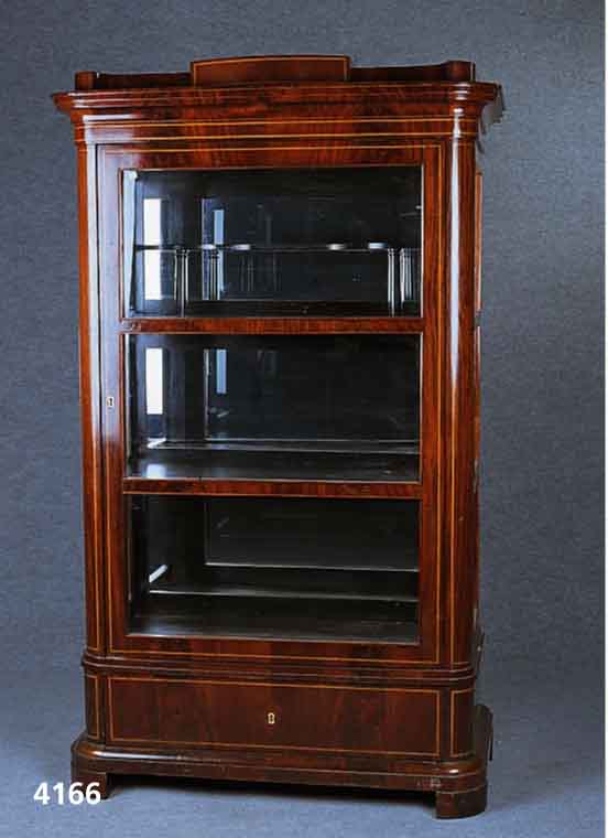 Sammlervitrine, Dresden, um 1850/60, Korpus Weichholz, Mahagonifurnier, Pyramidenmahagoni gespiegelt, doppelt gefÜhrte sparsame Fadenein lage, ...