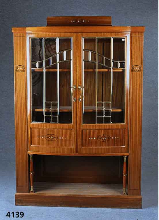 Jugendstilvitrine, wohl Dresden, um 1900, Korpus Mahagoni und Buche massiv, Mahagonifur- nier, Oberteil leicht gewÖlbt, freistehende SÄulen, ...