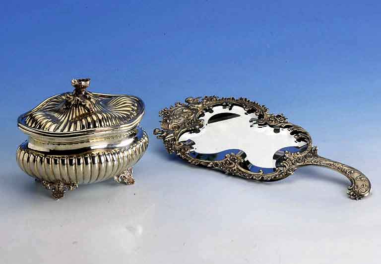 Handspiegel, Hanau um 1900, Schleissner, 800er Silber, Facettglas geschnitten und geschliffen, floral verziert, RÜcks. bes.- Monogr. mit ...