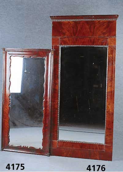 Spiegel, norddeutsch, um 1845/55, Korpus Weichholz, Mahagonifurnier, sogenannte Brezel- fÜllungen, Glas aus der Zeit, Rahmen leicht geschweift, ...