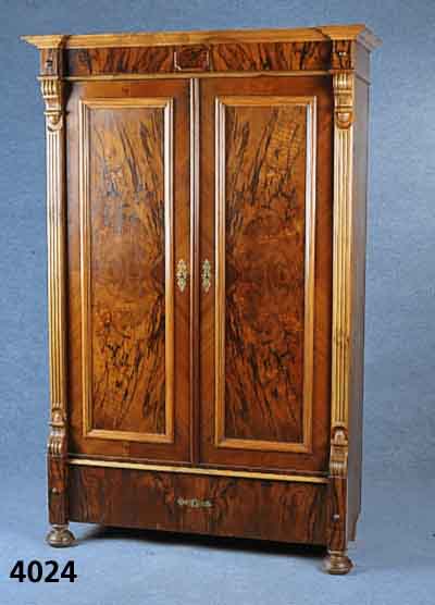 Kleiderschrank, deutsch, um 1880/90, GrÜn- derzeit, Korpus Weichholz, Nußbaum, Wurzelnuß- furnier gespiegelt, Lisenen 3-fach gerieft, ...