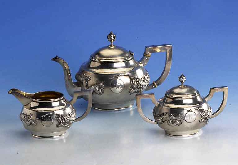 3-teil. Teeservice, Japan um 1900, fÜr den europ. Markt gemacht, 860er Silber, umlaufender Drachendekor, GlÜckssymbolik, reine Treibarbeit, ...