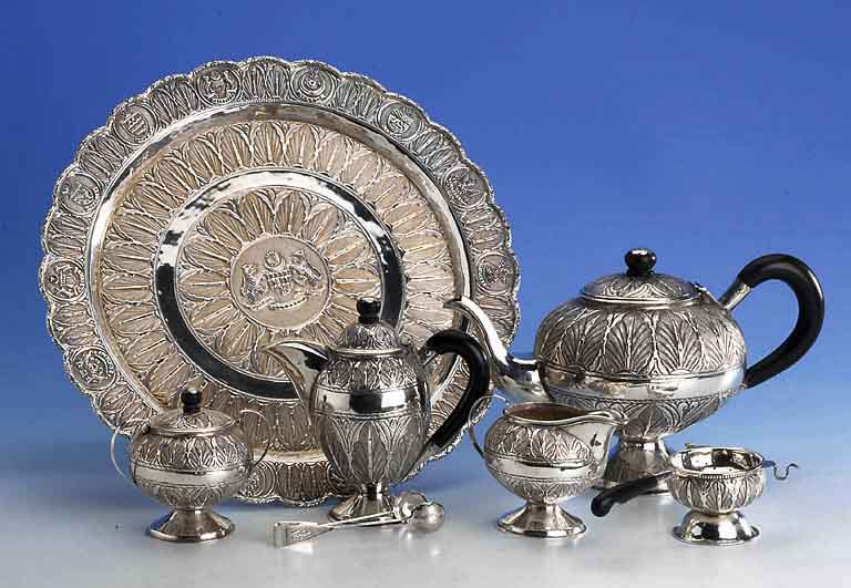 5-teil. Teeservice auf Tablett, Malaysia, 925er Silber, um 1930/40, Kannengriffe und DeckelbekrÖnung Holz, best. aus: Teekanne, H ca. 16 cm, ...