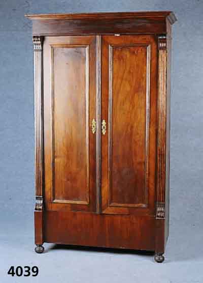 Kleiderschrank, deutsch, 1870/80, GrÜnder- zeit, Korpus Weichholz, Nußbaum, Nußbauwurzel- furnier, partiell restauriert, Lisenen 3-fach gerieft, ...