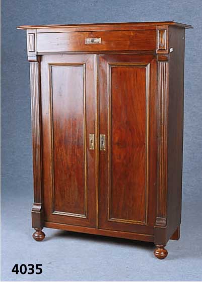 Vertiko, deutsch, um 1900/05, Korpus Weich- holz, Nußbaumfurnier, aufgesetzte Lisenen, 6-fach gerieft, sparsame JugendstilanklÄnge, aufgesetzte ...