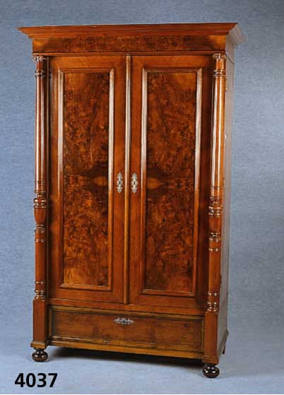 Kleider- bzw. WÄscheschrank, deutsch, um 1880/ 90, Korpus Weichholz, Nußbaum, Wurzelnuß- furnier gespiegelt, gedrechselte VollsÄulen mit ...