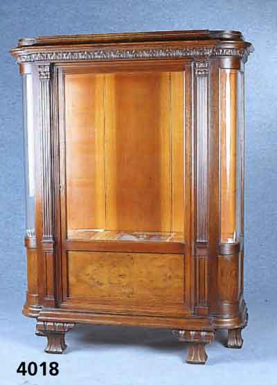 Geschirrvitrine, deutsch, um 1925/30, Korpus Weichholz/Hartholz, Rahmen Eiche massiv, Nußbaumfurnier, Inlets kaukasisch Wurzelnuß gespiegelt, ...